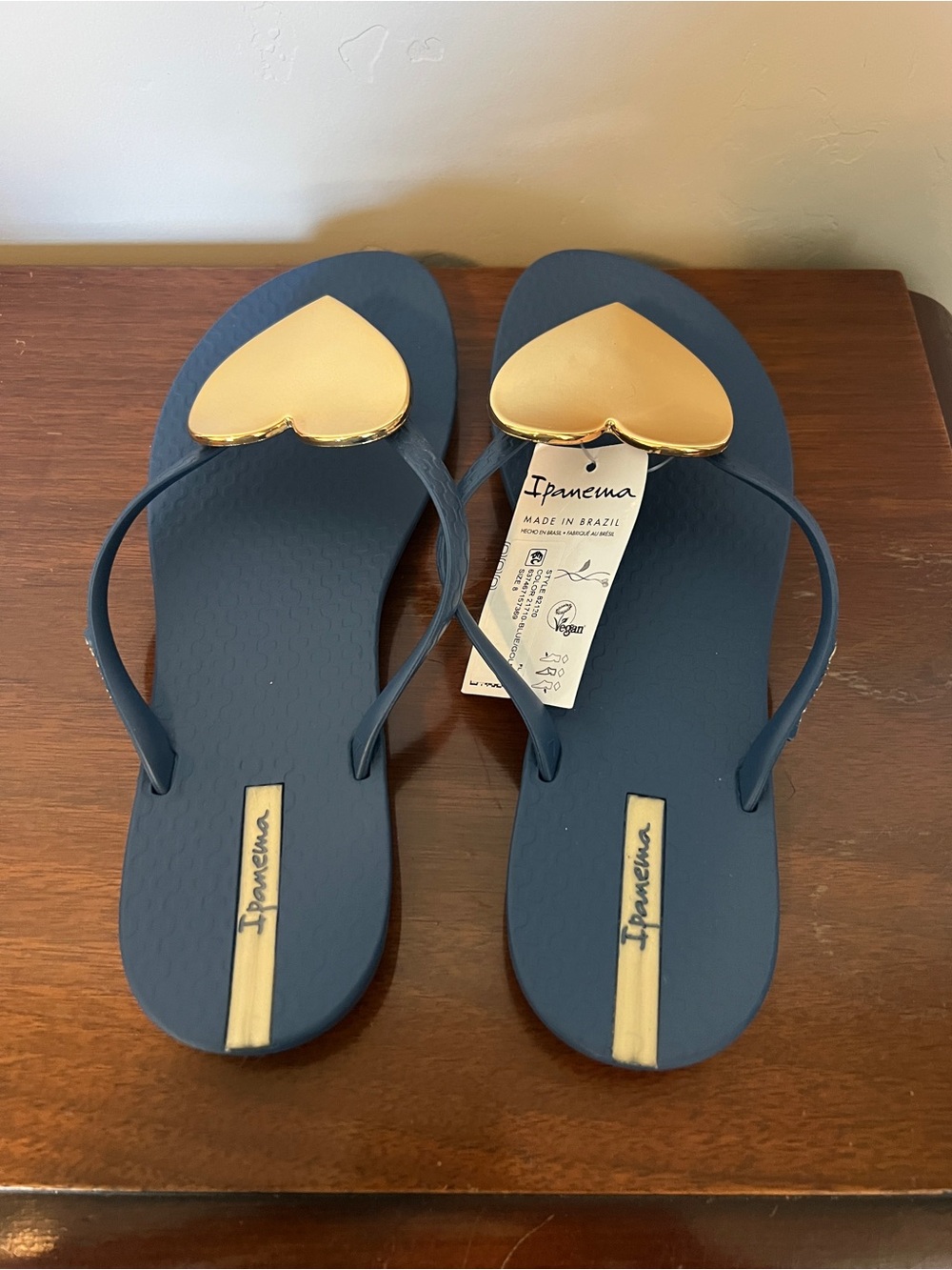 Women's Ipanema Navy Flip Flops with Wave Gold Heart Accent Size 8 - Picture 2 of 3
